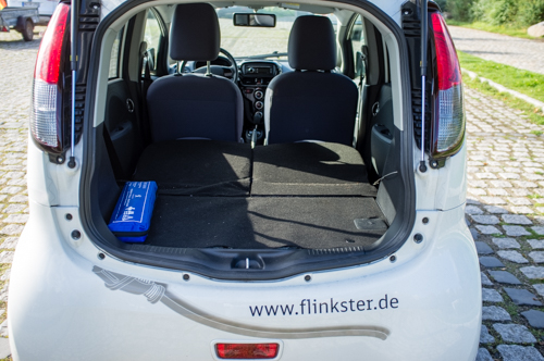 Große Ladefläche des Peugeot iOn. Der Kofferraum mit umgeklappten Rücksitzen.