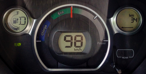 Autobahnfahrt mit dem Peugeot iOn. Tachometer beim Elektroauto.