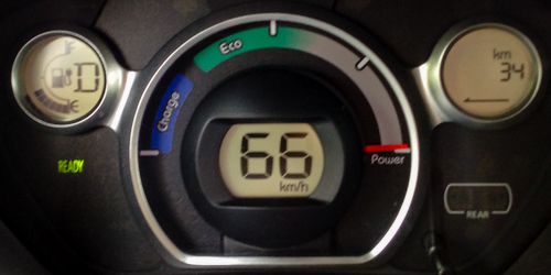 Geschwindigkeitsmesser. Tachometer beim Elektrofahrzeug.