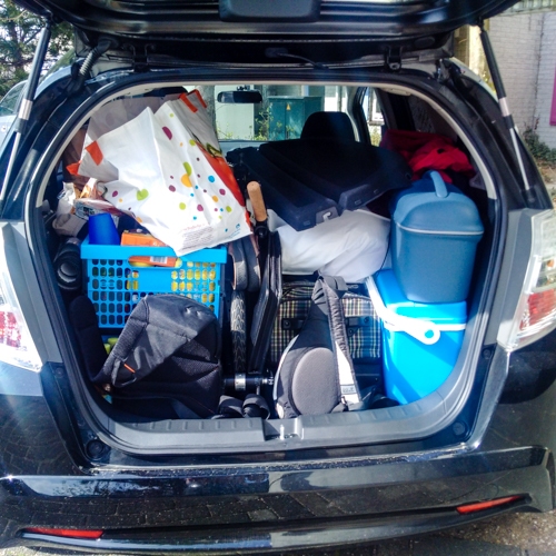 Der voll gepackte Kofferraum. Viel Gepäck auf der Urlaubsfahrt.