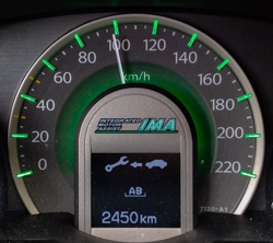 Noch 2450 km bos zur Wartung. Bordcomputer mit Kilometer-Restanzeige bis zur Wartung.