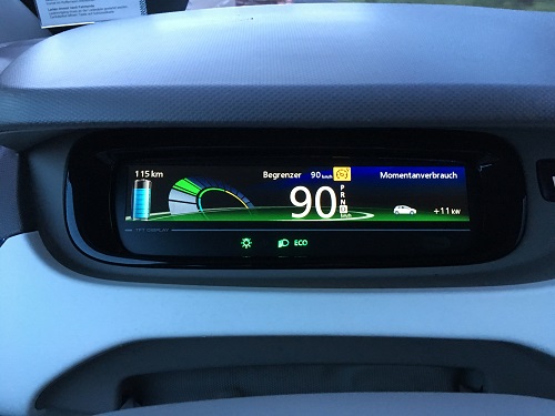 Renault Zoe Tachoanzeige mit Energiefluss. 