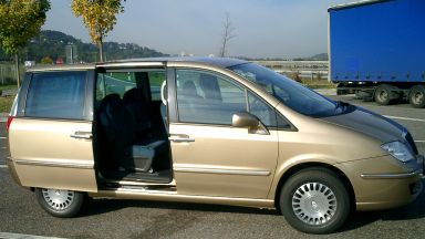 Beifahrerseite des Lancia Phedra von Thomas Schießl mit geöffneter Fondschiebetüre. 