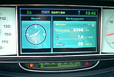 Anzeige des Bordcomputer im Lancia Phedra. Anzeige des Bordcomputer im Lancia Phedra.