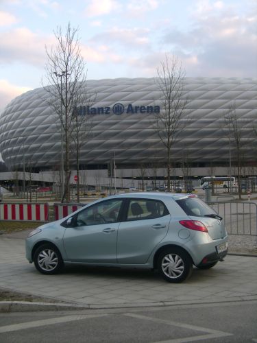 Mazda 2 vor der Allianzarena. 