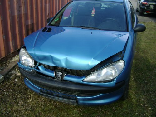 Peugeot 206 mit Frontschaden. 