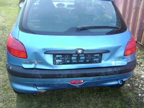 Peugeot 206 mit Heckschaden. 