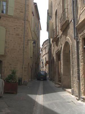 Schmale Gasse in Pezenas. Schmale Gasse in Pezenas.