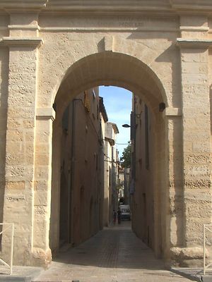 Schmale Gasse in Sommieres. Schmale Gasse in Sommieres.