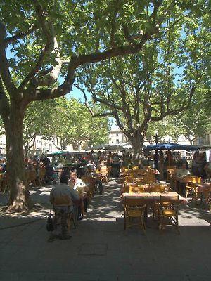 Der Markt von Uzes. 