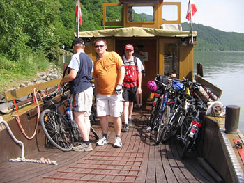 Überquerung der Donau mit einer Fahrradfähre. Donauquerung mit der Fähre.