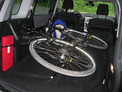 Das Fahrrad passt leicht in den Kofferraum bei umgelegten Sitzen. Fahrradtransport im Kofferraum.