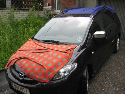 Mit Decken schützte ich den Mazda5 vor den Hagelkörnern. Spontaner Hagelschutz für den Mazda5 mit Decken.