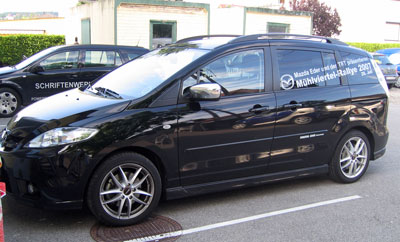 Mazda Eder Schriftzug an den Seitenfenstern. Mazda Eder Schriftzug an den Seitenfenstern.