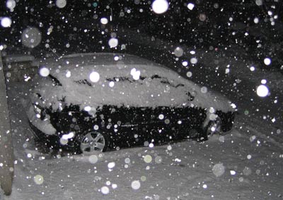 Am ersten Abend war der Mazda von Schnee bedeckt. Mazda5 von Schnee eingedeckt.
