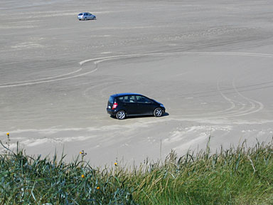 Auto am Sandstrand. 