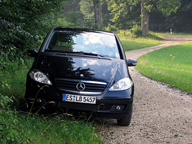 A-Klasse, in einem Feldweg geparkt. 