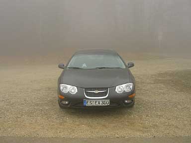 Auto auf einem Parkplatz im Nebel. 