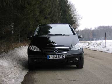 Auto in einer Parkbucht am Straßenrand. 