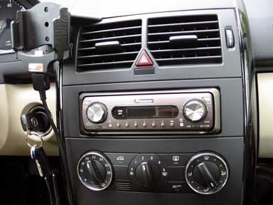 Radio in der Mittelkonsole der A-Klasse. 