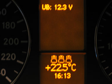 Bordcomputer eines Autos mit Anzeige der Batteriespannung. Bordcomputer eines Autos mit Anzeige der Batteriespannung.
