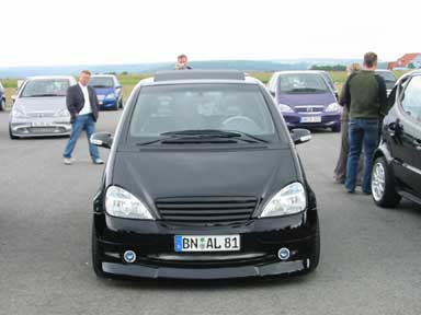 Aufgemotzte A-Klasse in schwarz beim Elchfans-Treffen in Wertheim. 