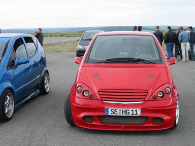 Aufgemotzte A-Klasse in rot beim Elchfans-Treffen in Wertheim. 