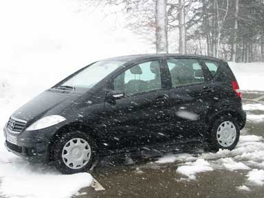 Fahrseite der A-Klasse im Schneegestöber. 