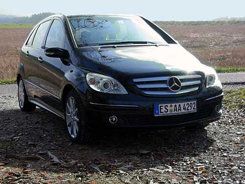 Schwarzes Auto im grellen Sonnenlicht. 