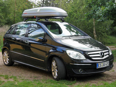 Frontansicht eines Autos mit Dachbox. 