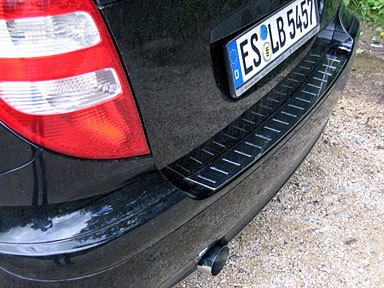 Heck eines Autos mit Ladekantenschutz. Heck eines Autos mit Ladekantenschutz.
