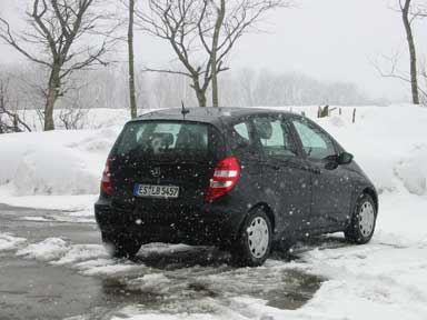 Mercedes A-Klasse in winterlicher Umgebung. Mercedes A-Klasse in winterlicher Umgebung.