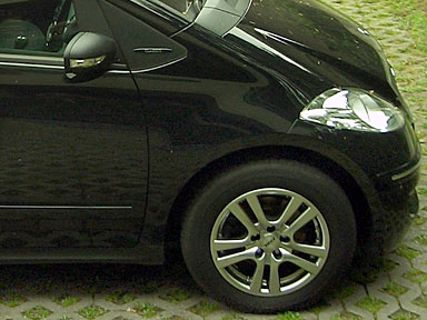 Alufelgen an einem schwarzen Auto. Alufelgen an einem schwarzen Auto.