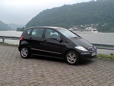 Schwarzes Auto am Rhein. 