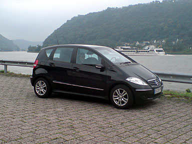 Schwarzes Auto am Rhein. Schwarzes Auto am Rhein.