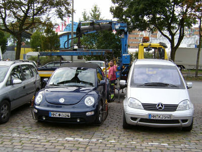 Up, up and away. Ein VW New Beetle wird abgeschleppt, Bild 1.