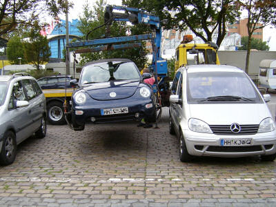 Up, up and away. Ein VW New Beetle wird abgeschleppt, Bild 2.