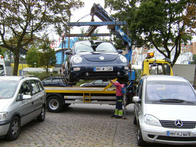 Up, up and away. Ein VW New Beetle wird abgeschleppt, Bild 3.