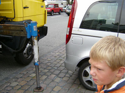 Der Sohnemann beobachtet das Ganze. Ein VW New Beetle wird abgeschleppt, Bild 4.
