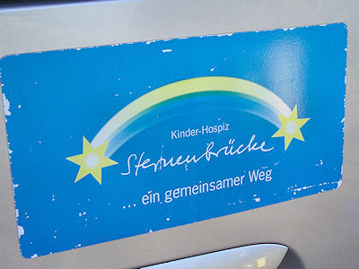 Kein schöner Anblick. Aufkleber, verblichen.