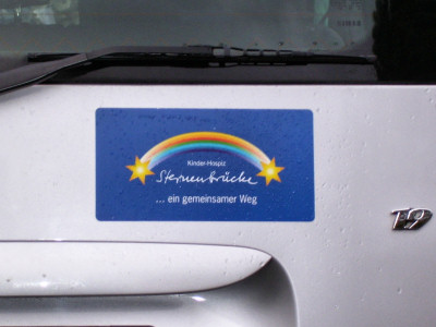 …ein gemeinsamer Weg. Sternenbrücke-Aufkleber auf Heckklappe.