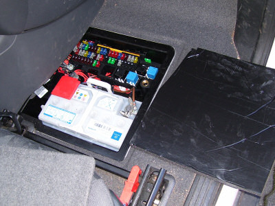 Batteriefach. Batterie und Sicherungen.