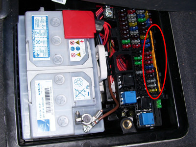 Sicherungsplan im Batteriefach. Sicherungsplan.