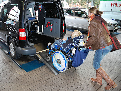 Es geht aufwärts. Rolli wird in den Caddy geschoben.
