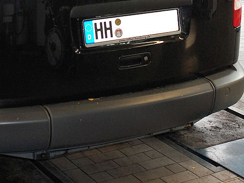 Der Heckstossfänger mit den Einschnitten. Caddy Life Heckstossfänger.