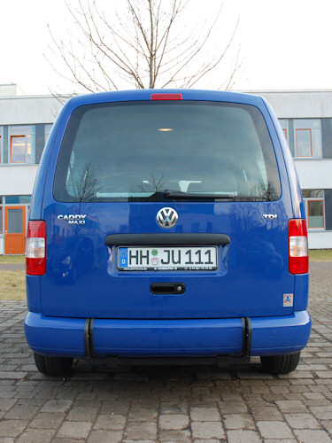 Das Hinterteil des Blauwals. Caddy Maxi von hinten.