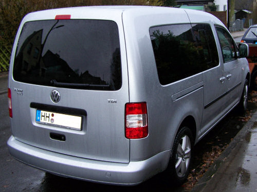 VW Caddy Maxi Life von hinten links. 