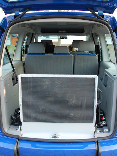 Hochgeklappte Rampe im Laderaum des Caddy Maxi. Caddy Maxi, Rampe hochgeklappt.