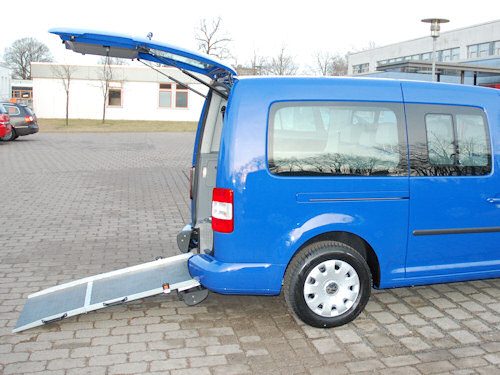 Heruntergeklappte Rampe des Caddy Maxi. Caddy Maxi, Rampe heruntergeklappt.