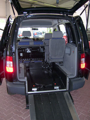 Bereit für einen Rollstuhl. VW Caddy, Sitzbank umgeklappt.